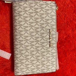 BRAND NEW JET SET TRAVEL